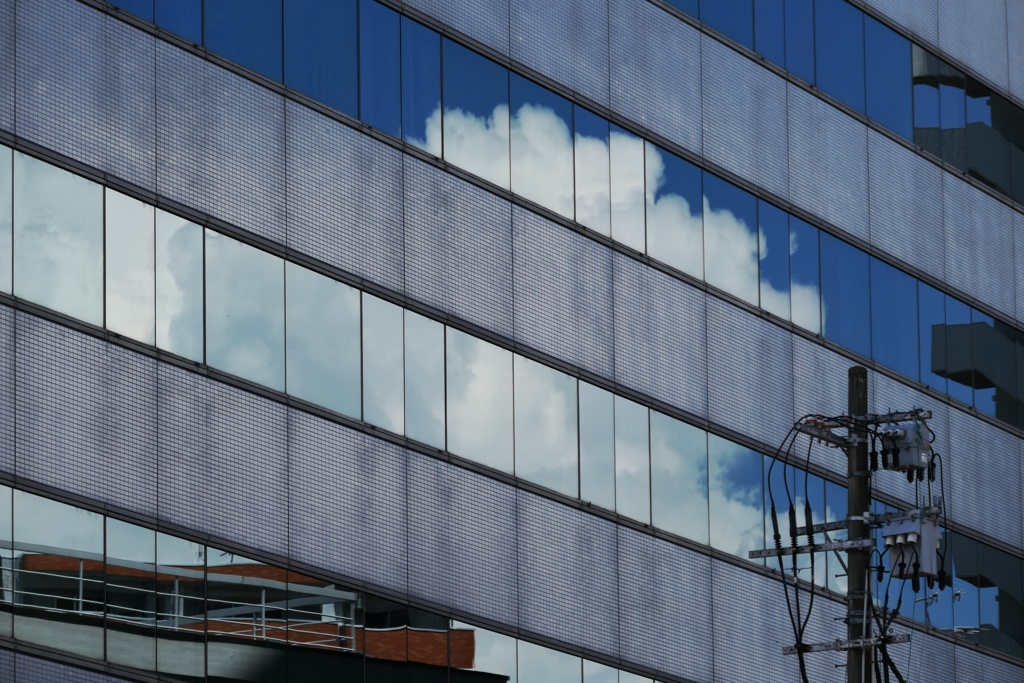 ビルの窓にも入道雲