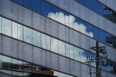 ビルの窓にも入道雲