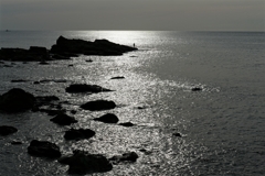 銀色のなか釣り人ひとり