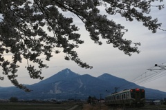 電車と磐梯山