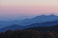 重なる山