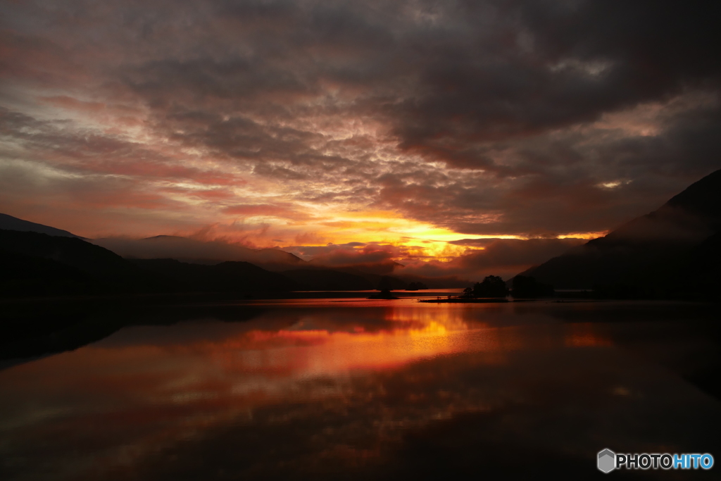 朝焼けの秋元湖