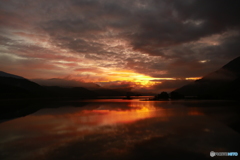 朝焼けの秋元湖