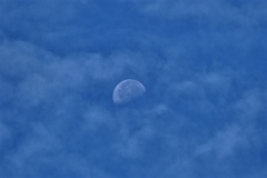 空と雲と月と
