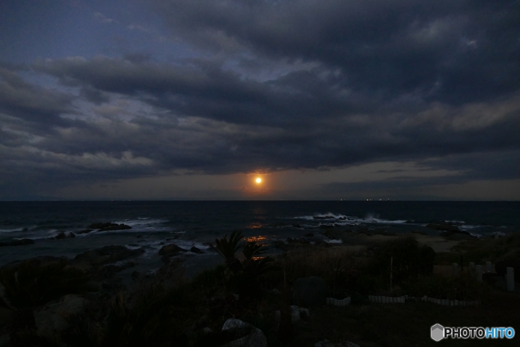 沈むスーパームーン