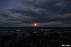 沈むスーパームーン