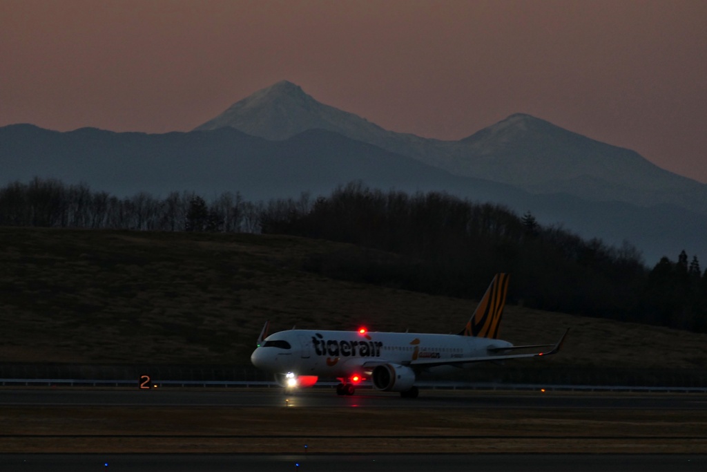 磐梯山とジェット機