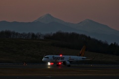 磐梯山とジェット機