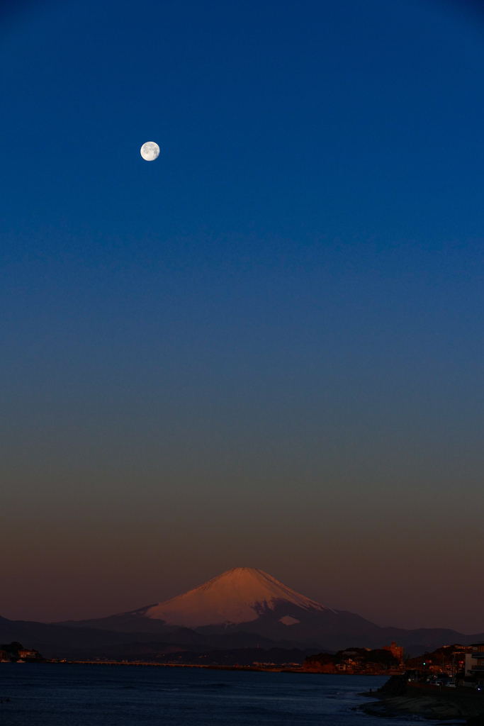 赤富士と月と海と