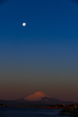 赤富士と月と海と