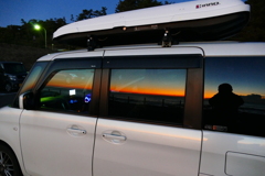 窓に写る夜明け