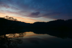 ダム湖の夜明け