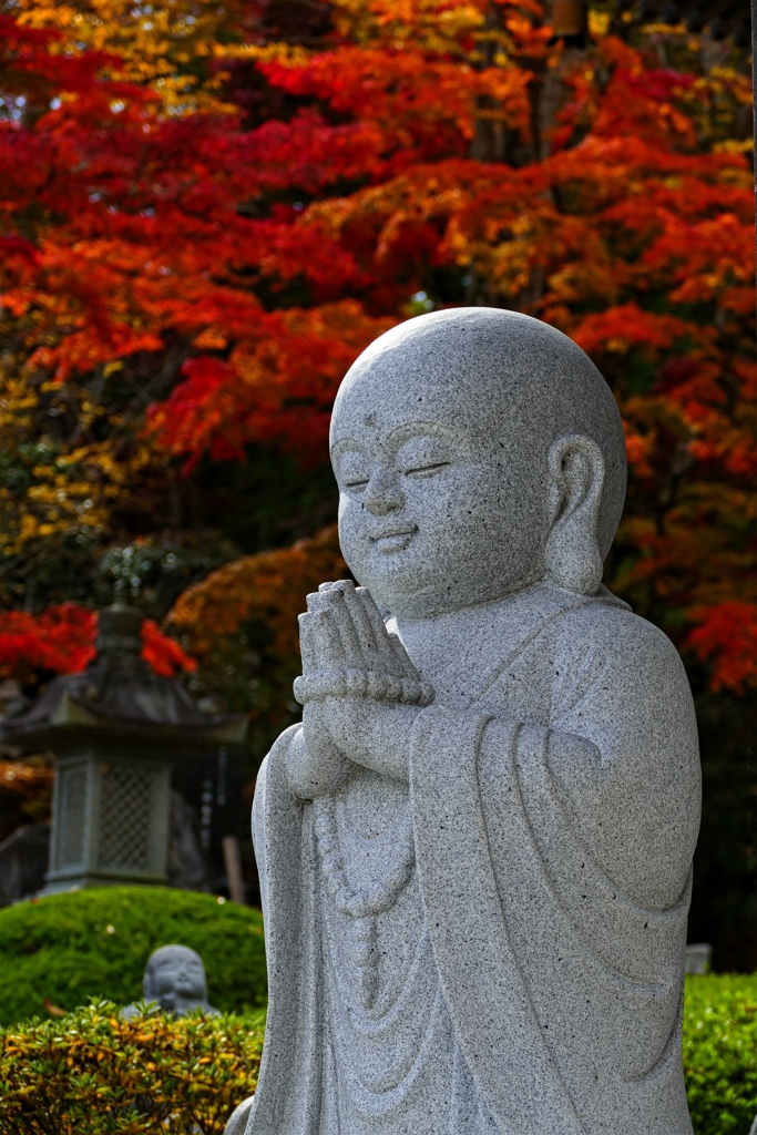 地蔵と紅葉と……  縦画像その１