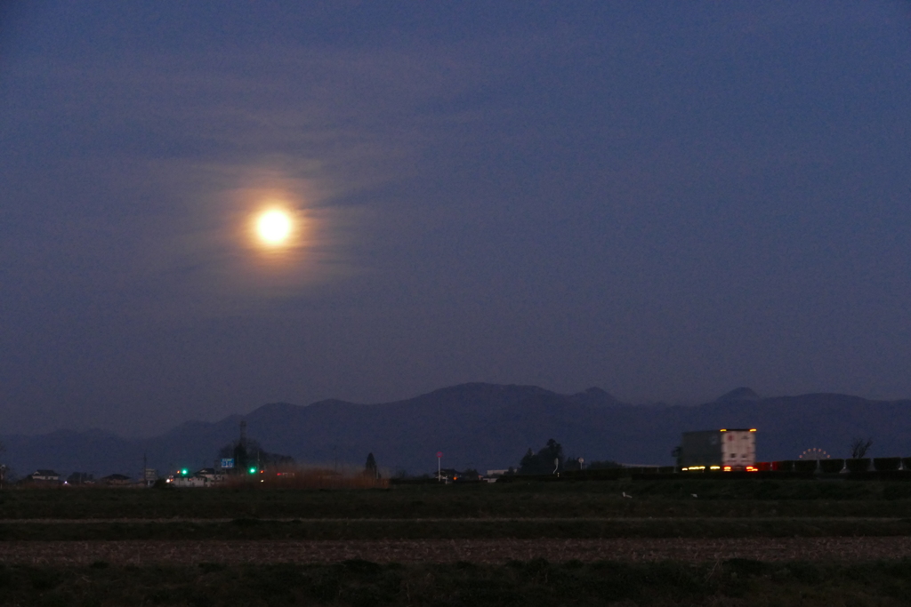 沈みゆくピンクムーン