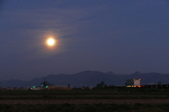 沈みゆくピンクムーン