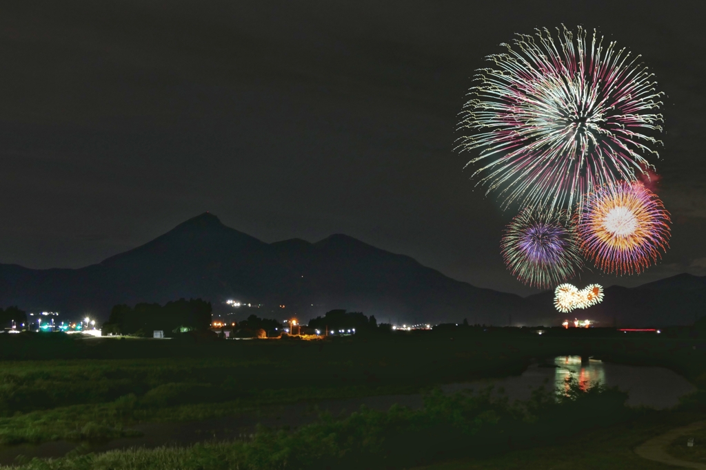 磐梯山と花火と
