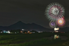 磐梯山と花火と