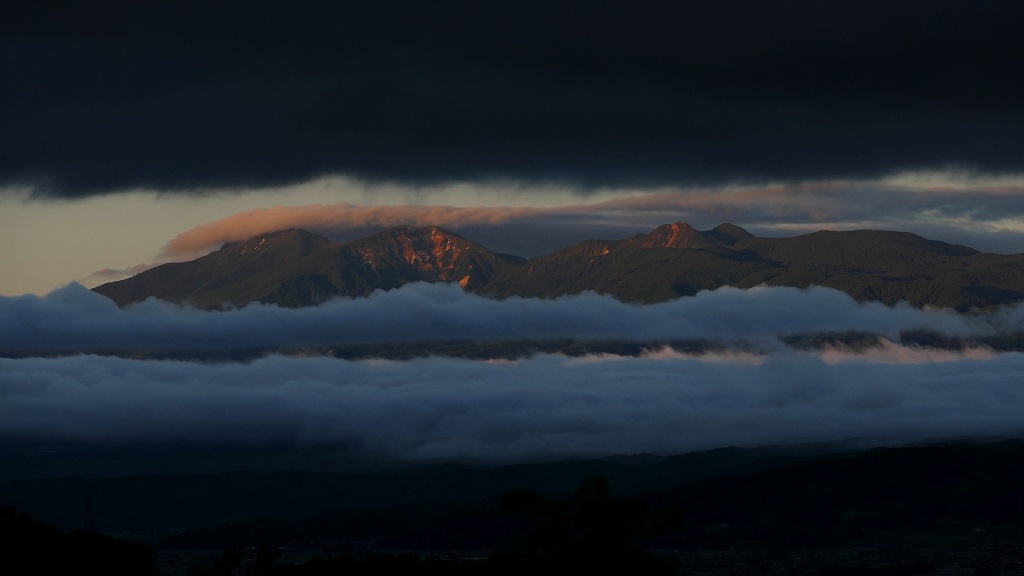 雲に挟まれた八ヶ岳