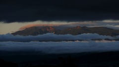 雲に挟まれた八ヶ岳