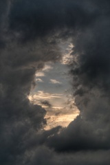 暗雲を切り裂く