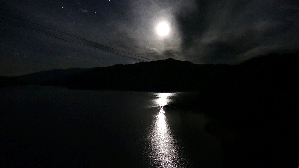 真夜中の羽鳥湖