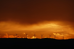 夕焼けに浮かぶ風車