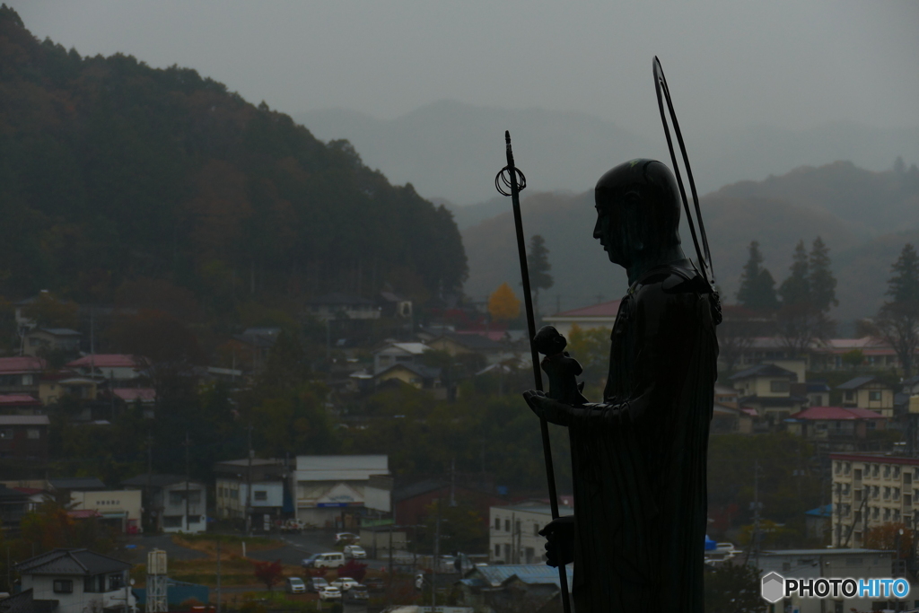 町を見守るように