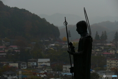 町を見守るように