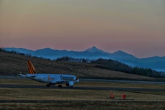 磐梯山とジェット機