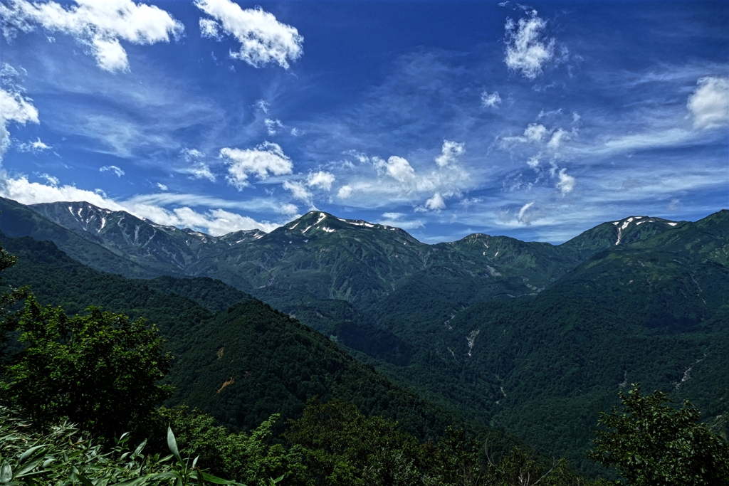 山の日の朝