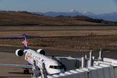 磐梯山とジェット機