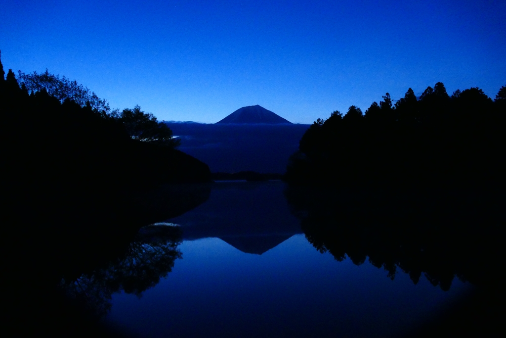 夜明けを待つ富士山 ２