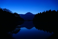 夜明けを待つ富士山 ２