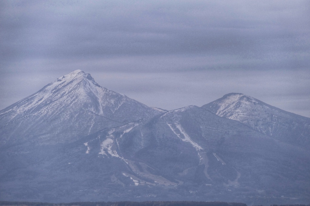 霞む磐梯山