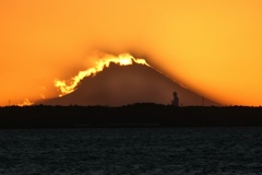 燃ゆる富士山、見つめる大仏