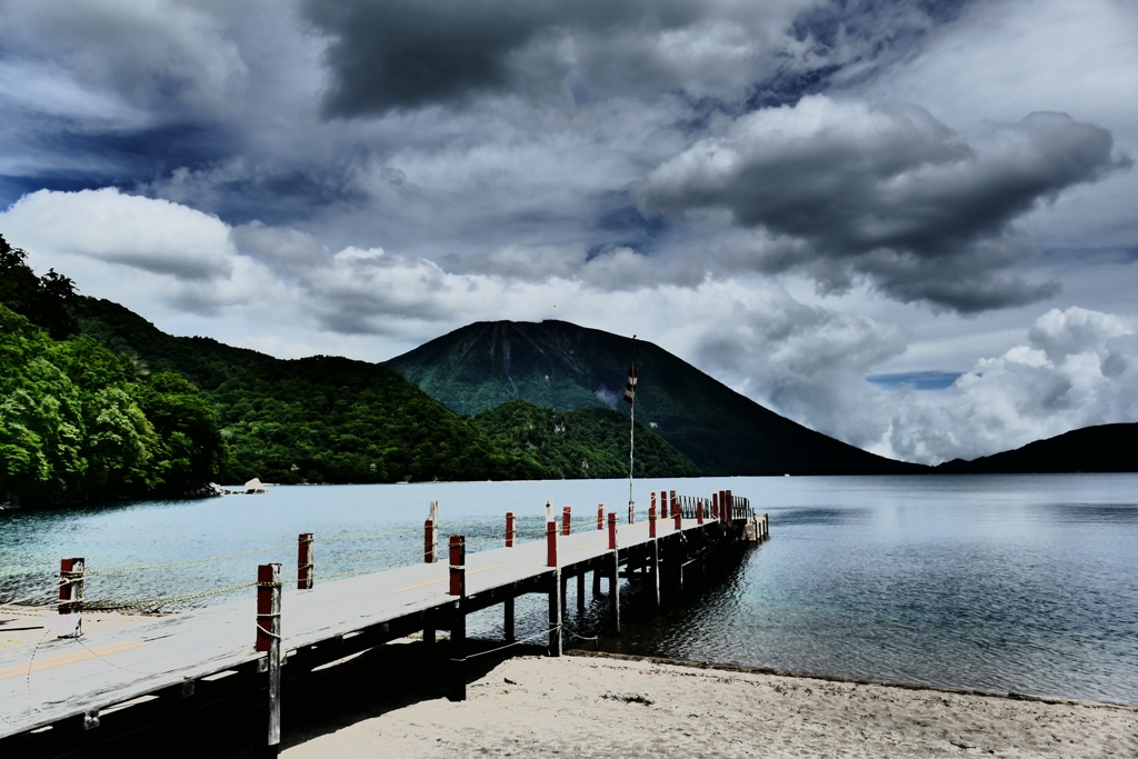 中禅寺湖と男体山