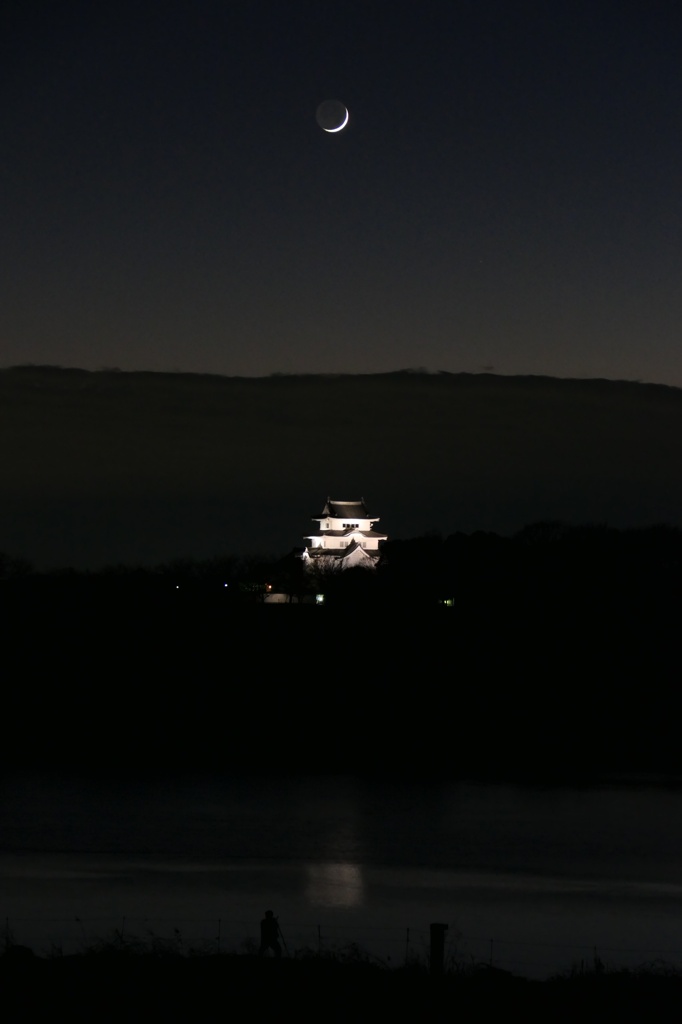 月、城、川、そして人