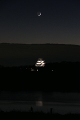 月、城、川、そして人