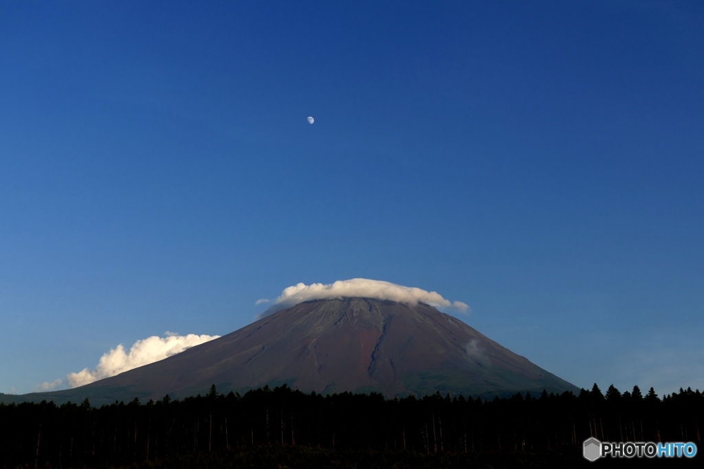 月と傘雲と富士山