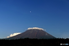 月と傘雲と富士山