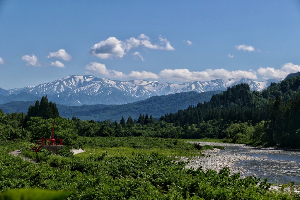 遠く飯豊連峰