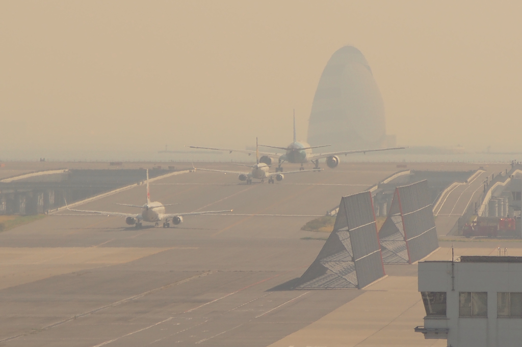 三機の飛行機