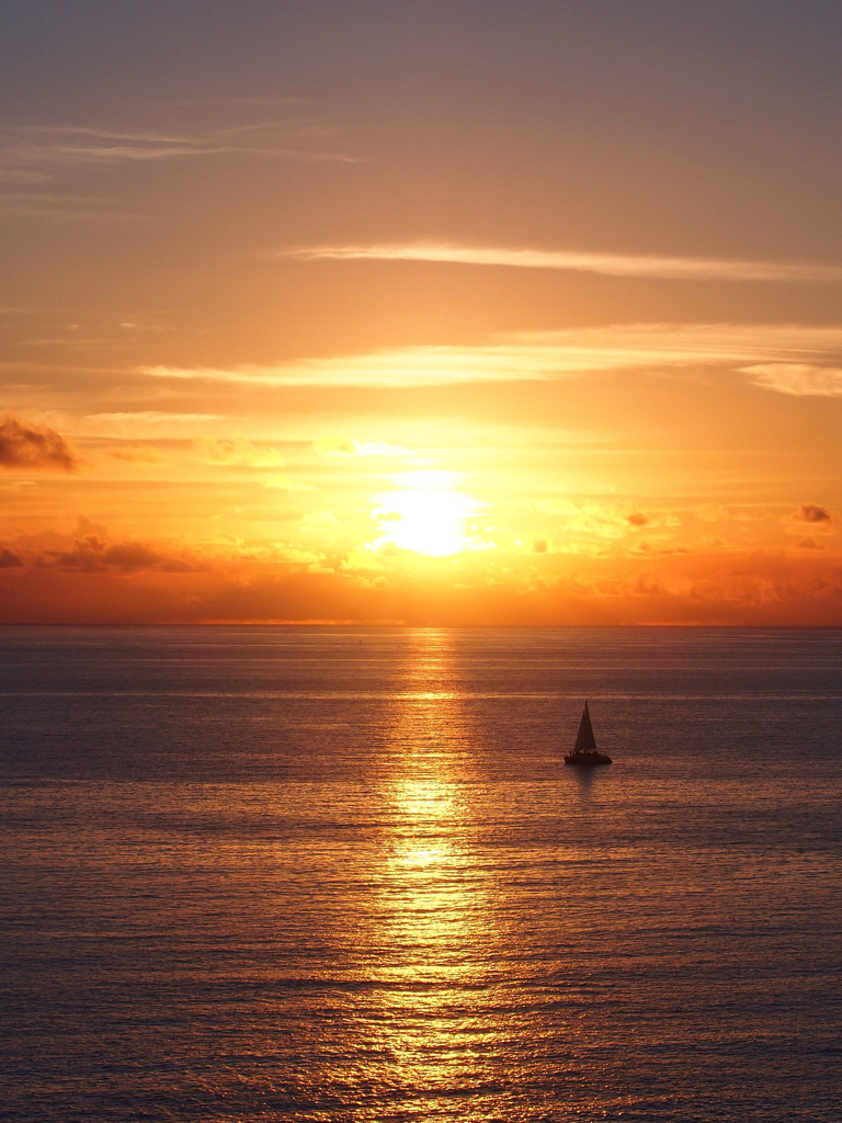 宮古島の夕焼けとヨット