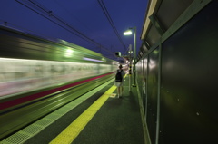 午後7時過ぎ　ホームにて
