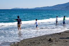 海で遊ぶ。