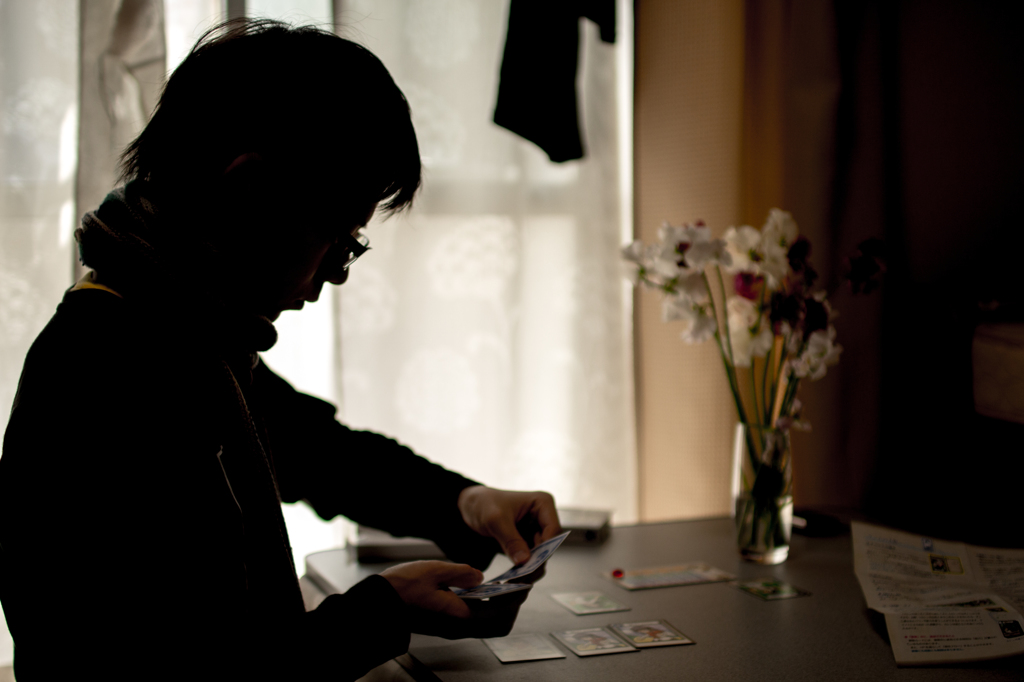 カードゲームをする人。