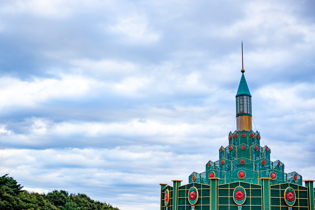 空に立つお城。