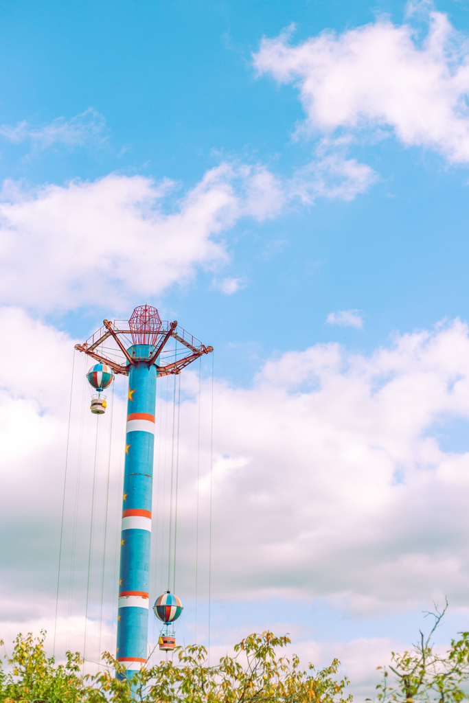 真っ青に突き刺さる。