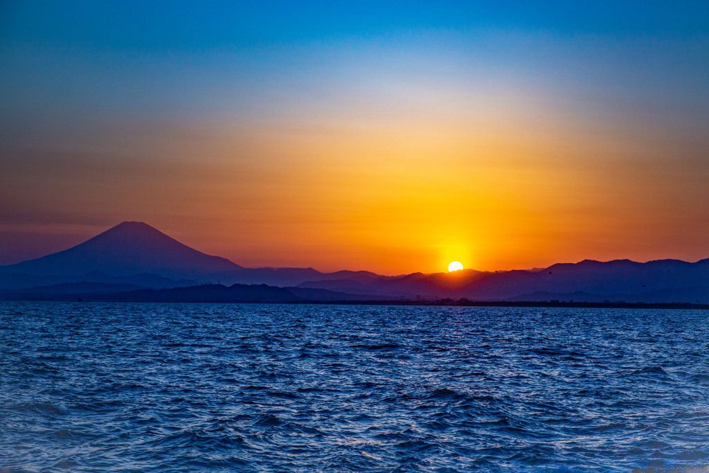 美しい夕日と富士山のシルエット。