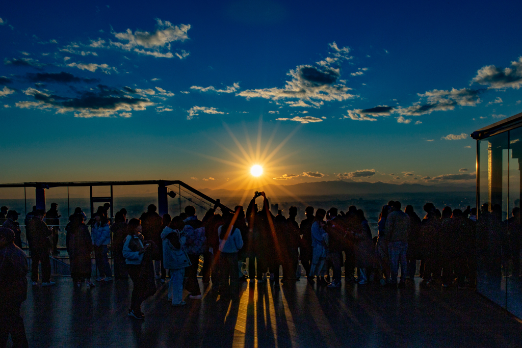 夕日を撮る人々。